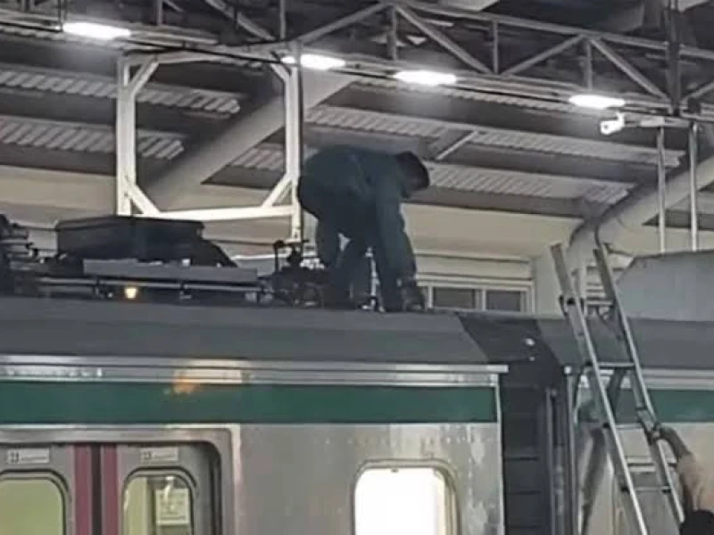 মেট্রোরেলের ছাদে দুজন ওঠায় রাত ৮টার পর থেকে বন্ধ পুরো নেটওয়ার্ক